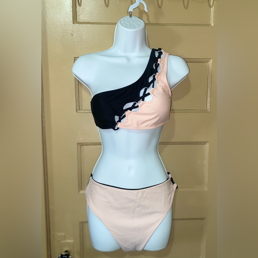 NWOT Shein bikini. Size M.